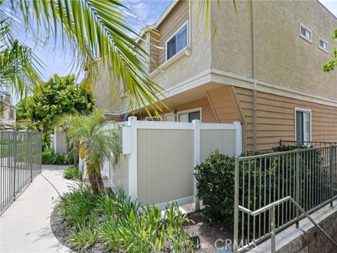 290  Victoria  29 (F8)  Street, Costa Mesa, CA