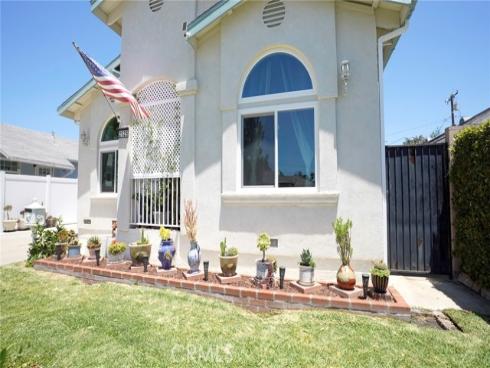 2525 W Olive Avenue, Fullerton, CA