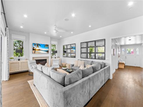 817  Main   Street, Huntington Beach, CA
