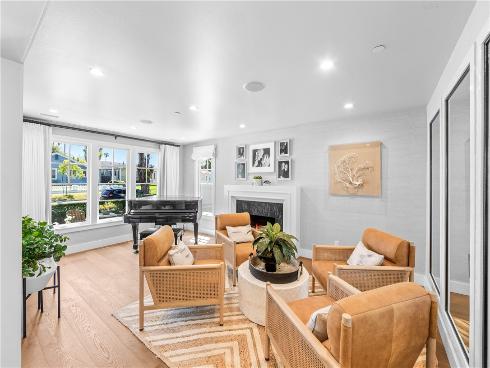 817  Main   Street, Huntington Beach, CA