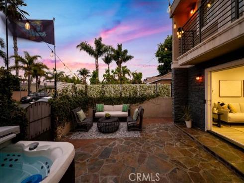 215 Knoxville Avenue, Huntington Beach, CA