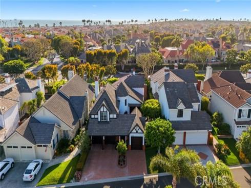 19545 Woodlands Dr , Huntington Beach, CA