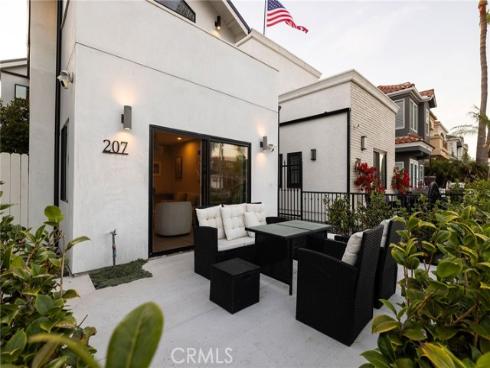 207  21st  , Huntington Beach, CA