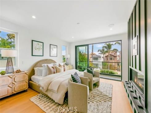 307  14th   Street, Huntington Beach, CA