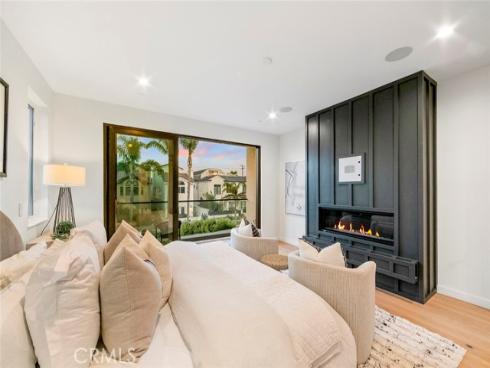 307  14th   Street, Huntington Beach, CA