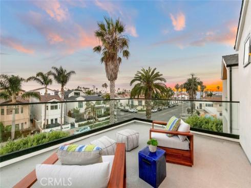 307  14th   Street, Huntington Beach, CA
