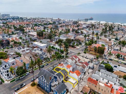 417  8th   Street, Huntington Beach, CA
