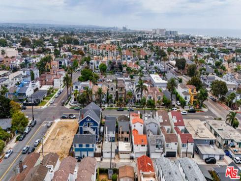 417  8th   Street, Huntington Beach, CA