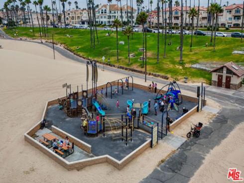 417  8th   Street, Huntington Beach, CA