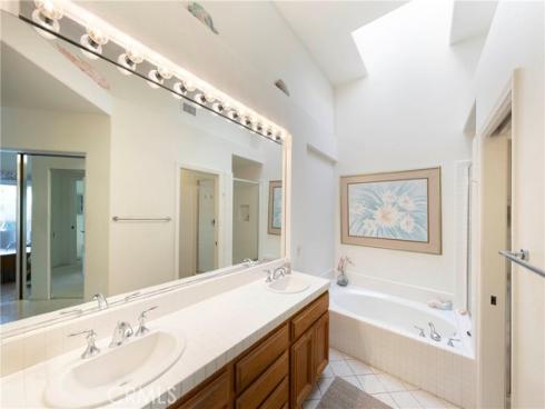8 Longbourn Aisle , Irvine, CA