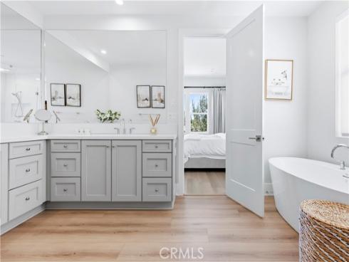 63 Longchamp , Irvine, CA