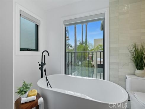 3 Linda Isle , Newport Beach, CA