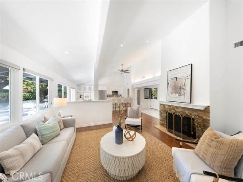 2102 Vista Entrada , Newport Beach, CA