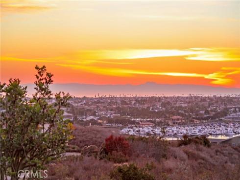 2102 Vista Entrada , Newport Beach, CA