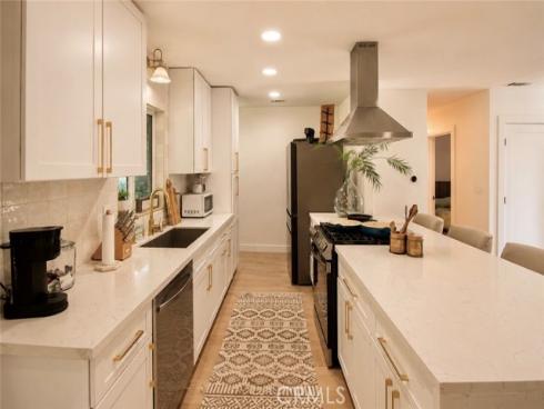 913 E Myrtle St , Santa Ana, CA