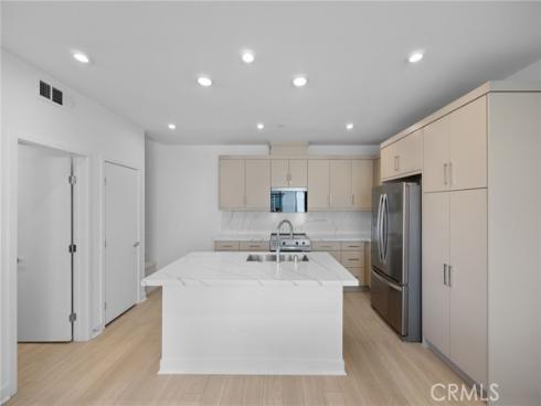 669 S Lyon Street, Santa Ana, CA