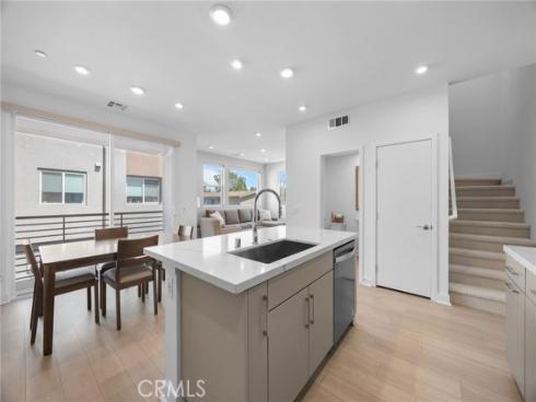 669 S Lyon Street, Santa Ana, CA