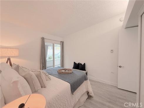 1842 Thunderbird 1D Drive, Seal Beach, CA