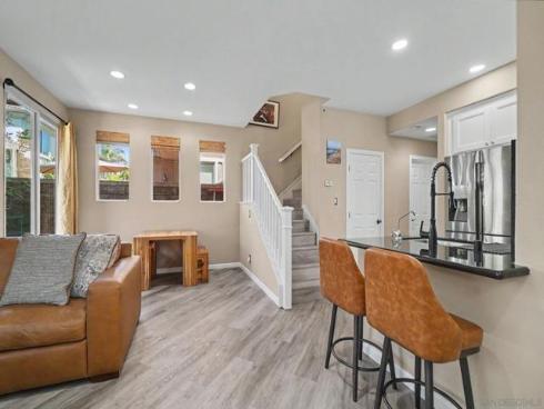 73 Westwind Dr , Tustin, CA