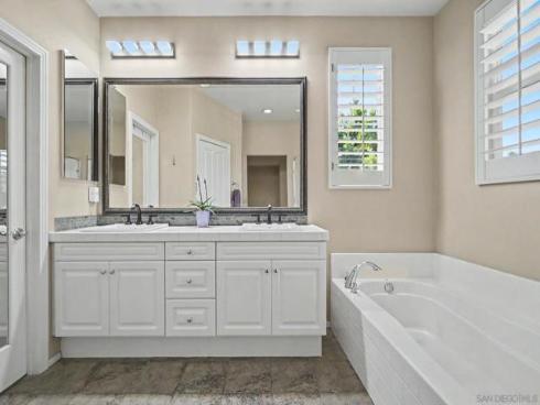 73 Westwind Dr , Tustin, CA