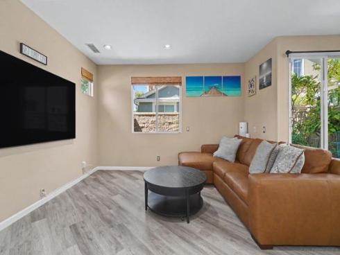 73 Westwind Dr , Tustin, CA