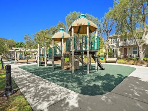 73 Westwind Dr , Tustin, CA