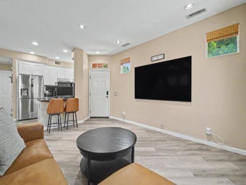 73 Westwind Dr , Tustin, CA